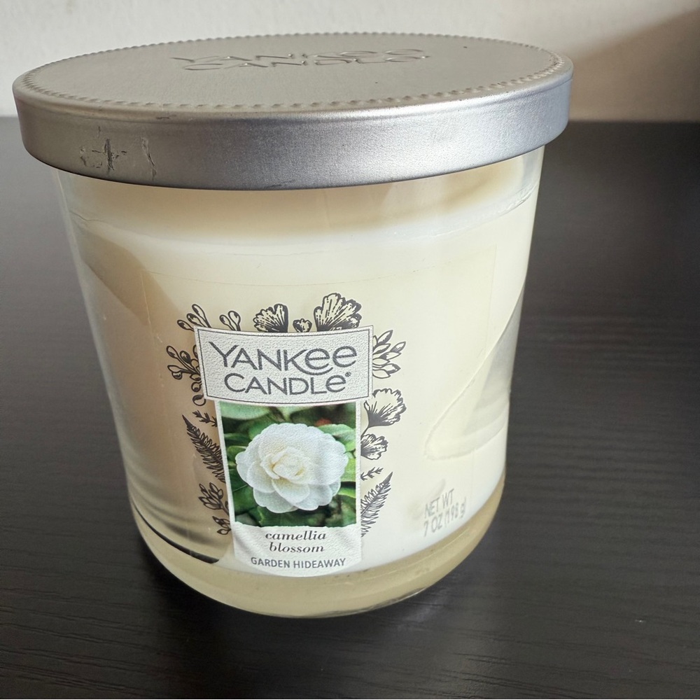NEW Yankee Candle Camellia Blossom Scented Jar Candle with platform lid — Cream